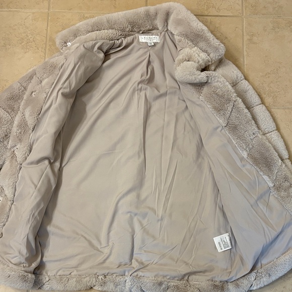 NWT Faux Fur Gray Coat - Picture 7 of 9